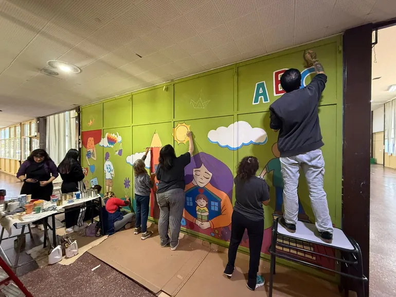Un mural colectivo en la Escuela 43 pone en escena los derechos de la infancia y la diversidad