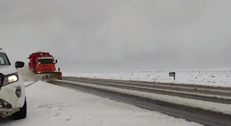 Nevadas y viento blanco complican el tránsito en las rutas que conectan con Comodoro