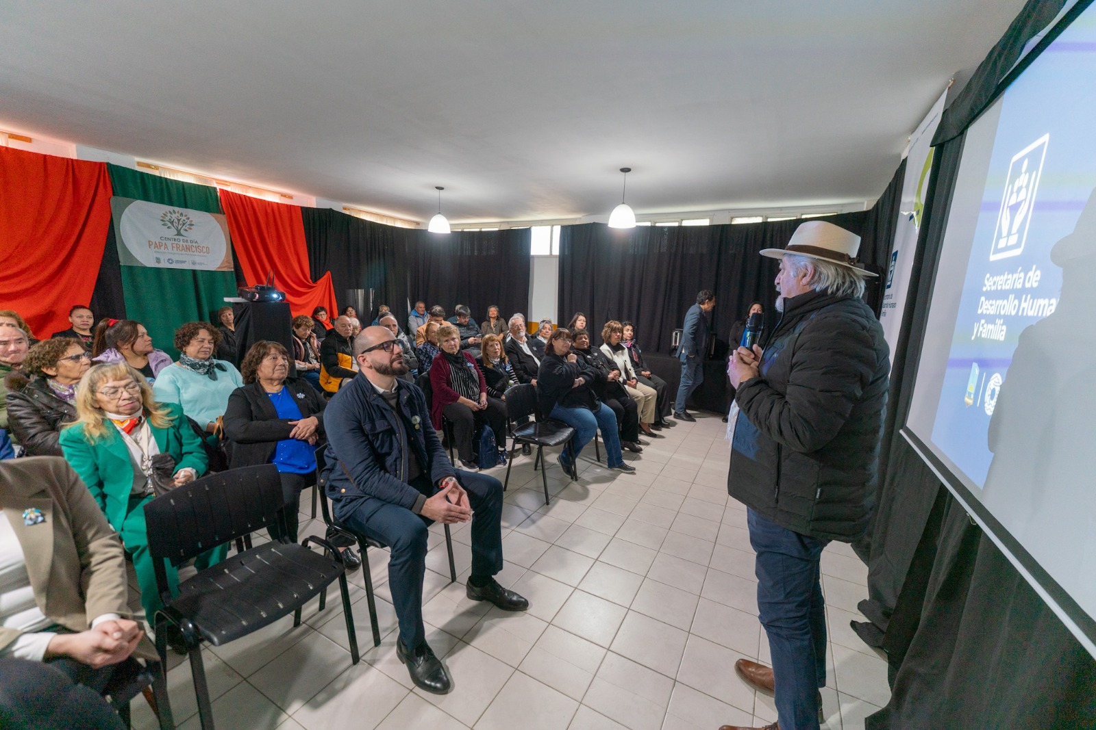 Othar encabezó el primer aniversario del Centro de Día de Adultos Mayores “Papa Francisco”