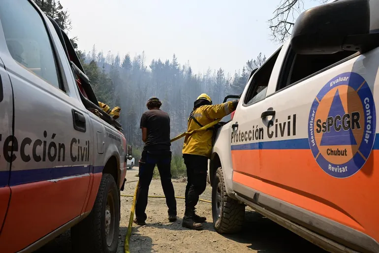 Por el avance del fuego cortan la Ruta 40