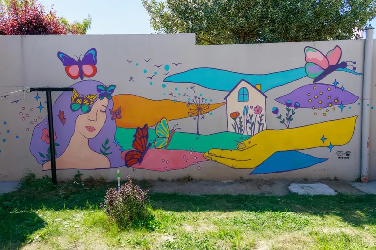 Un mural que simboliza contención y transformación en «La Casa»
