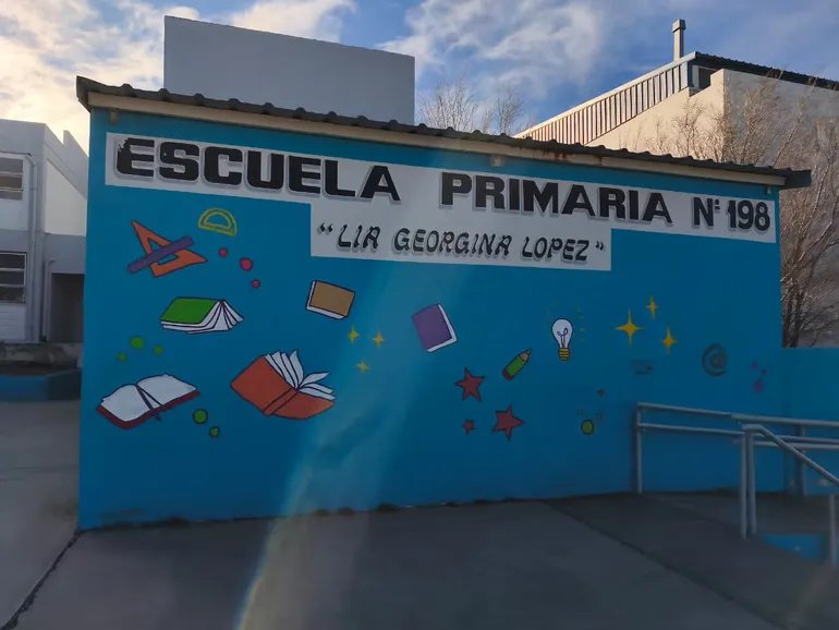La Escuela 198 sumó un mural colectivo que celebra el aprendizaje y la infancia