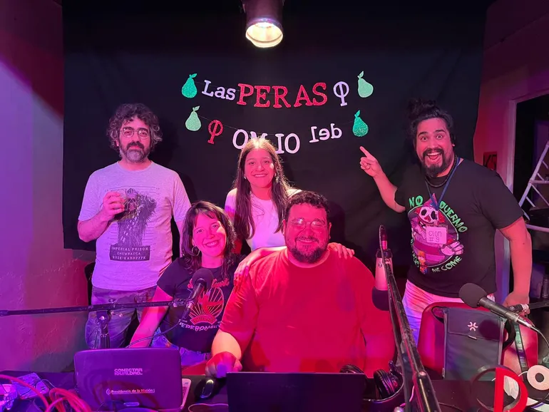 Las Peras del Olmo: el absurdo, la radio y una comunidad sonora