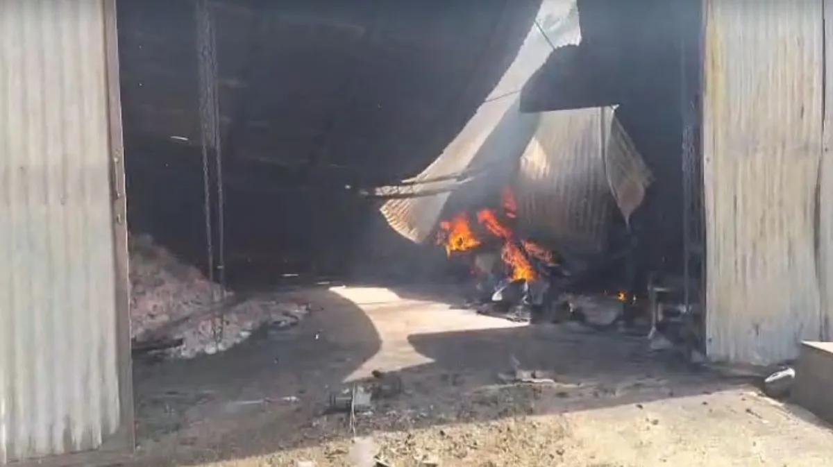 Incendio en medio de la alerta roja: 35 bomberos contuvieron un incendio tras batallar más de 7 horas