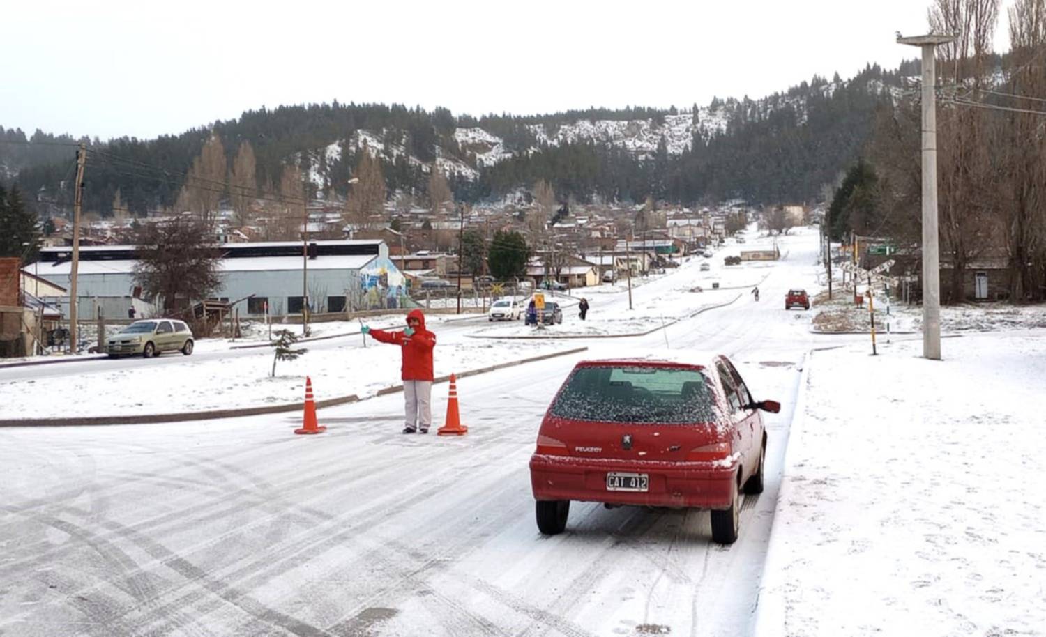 Por fuertes nevadas y alertas meteorológicas, Educación suspende también actividades escolares este lunes en Esquel