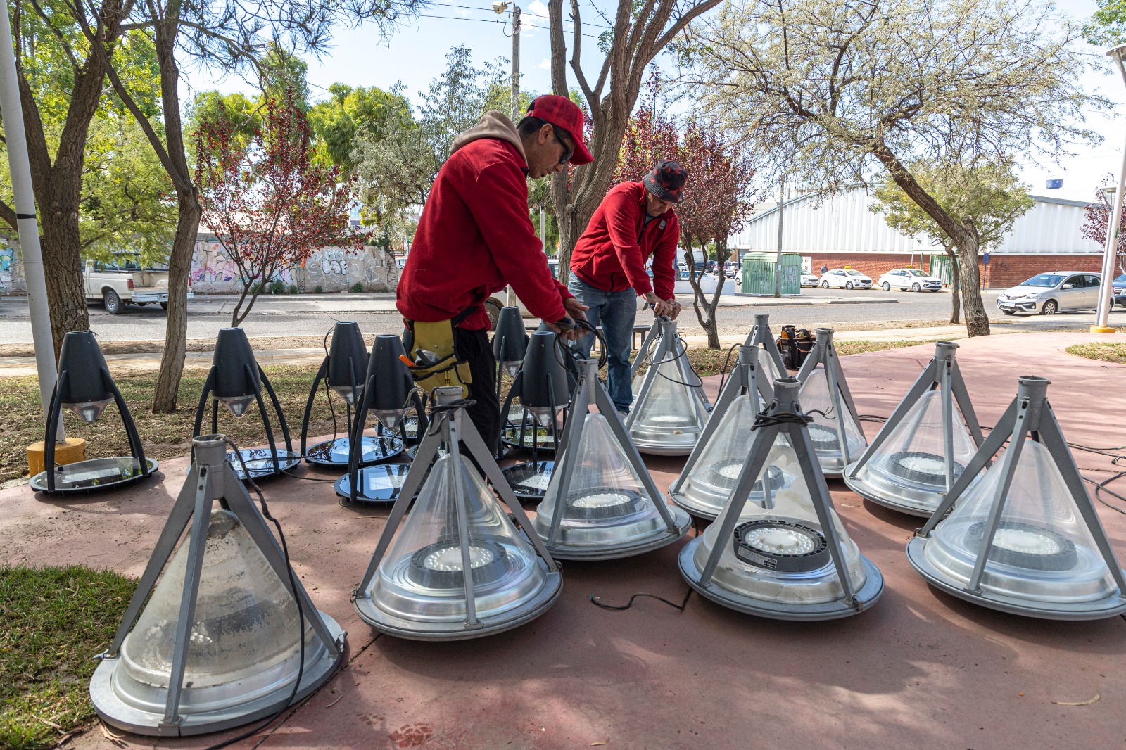 Se avanza con el recambio de luminarias en la Plaza Carlos Gardel