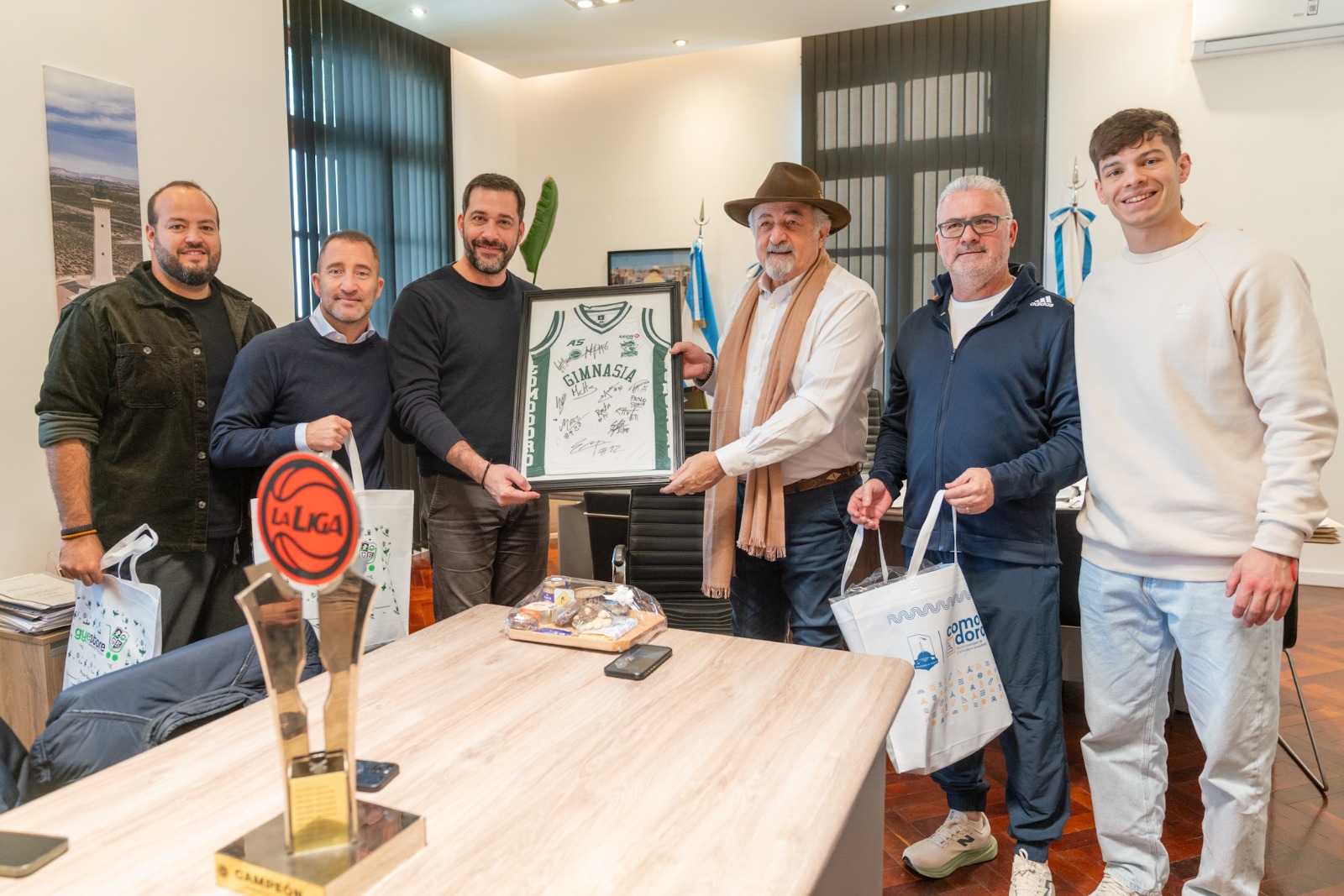 El intendente recibió a referentes de Gimnasia y Esgrima campeones de la Liga Nacional