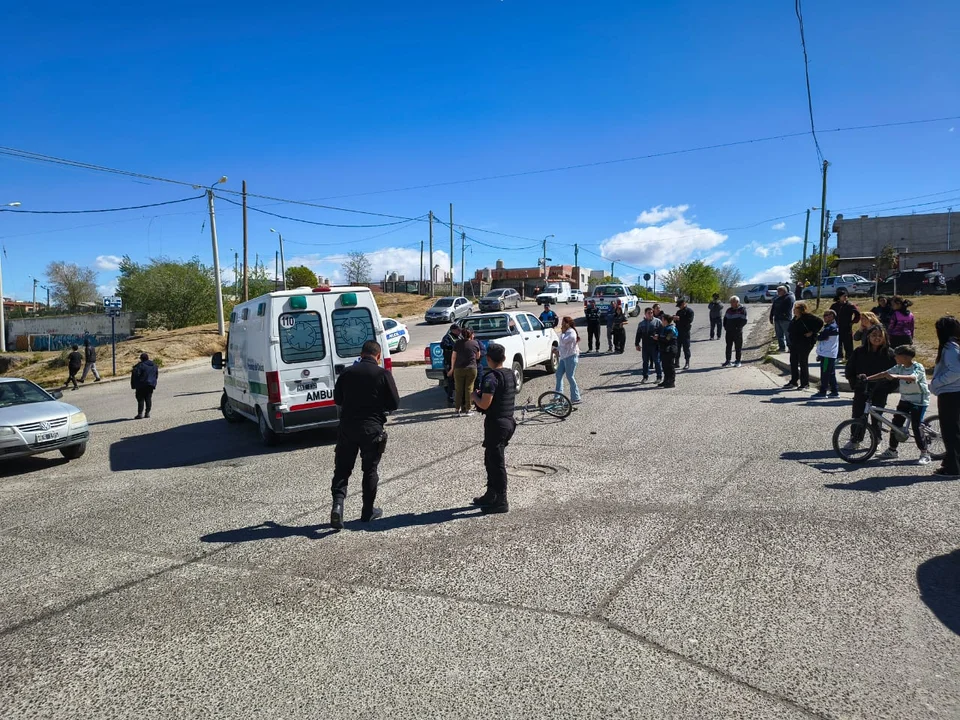 Vecinos del Moure piden mayor seguridad vial luego de que un chico fue atropellado cuando andaba en bici