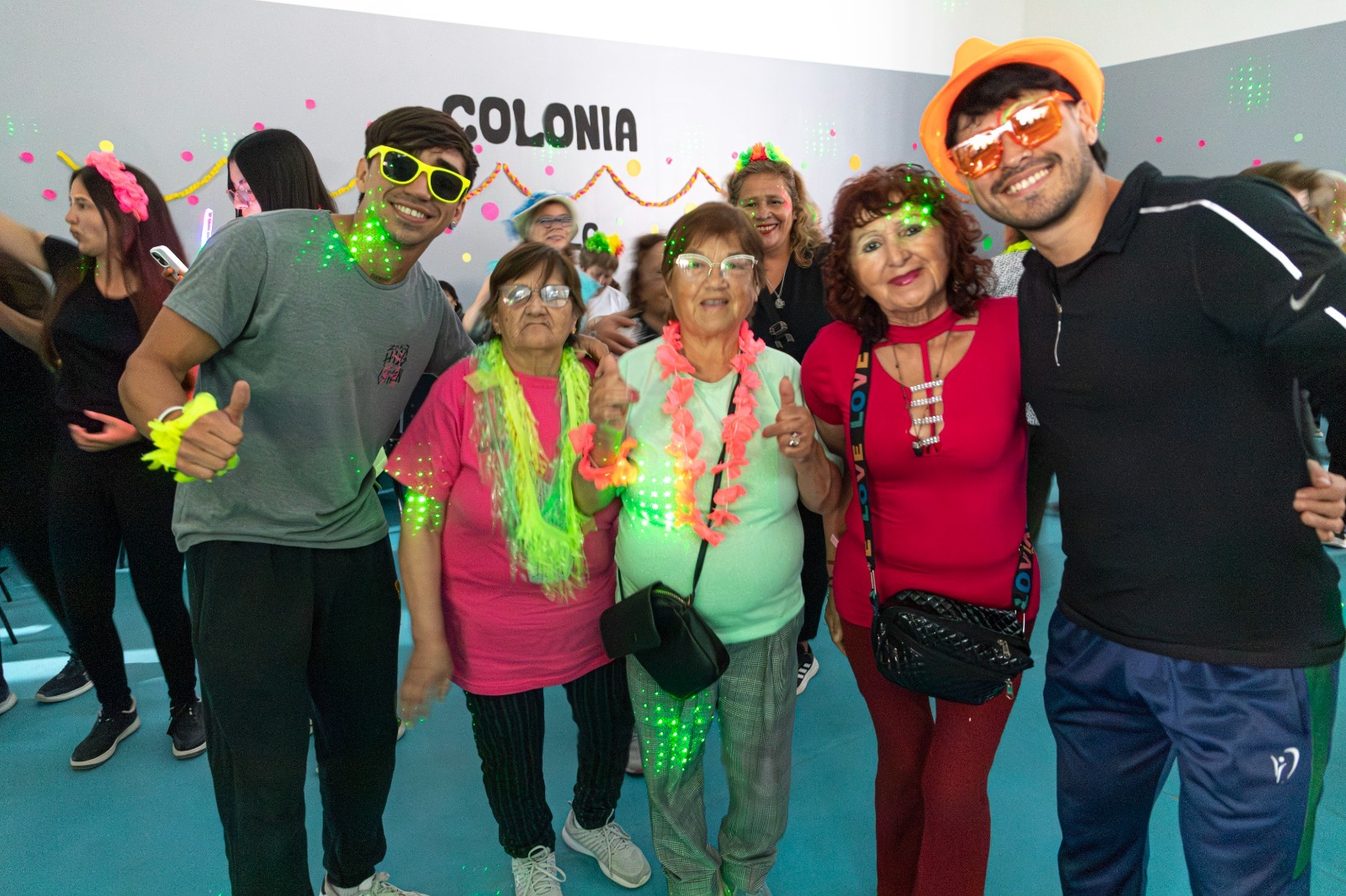 El primer grupo de adultos mayores cerró las Colonias de Verano con una fiesta flúor