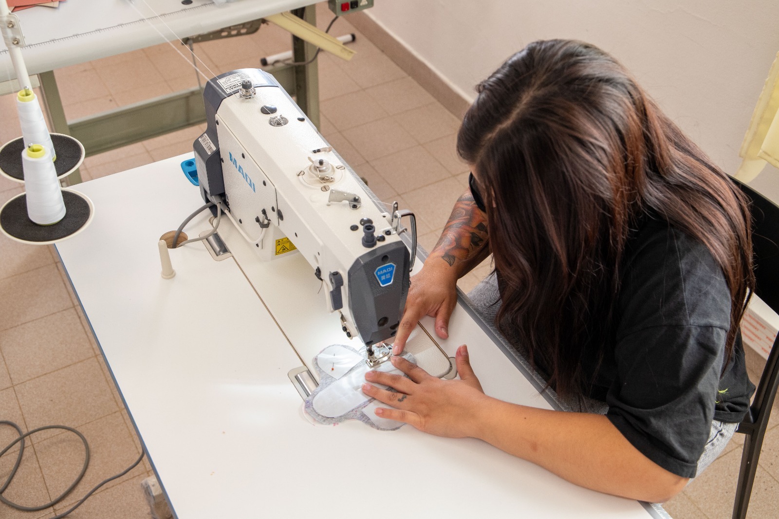 El Centro de Promoción Laboral continúa con la confección y entrega de indumentaria a distintos espacios