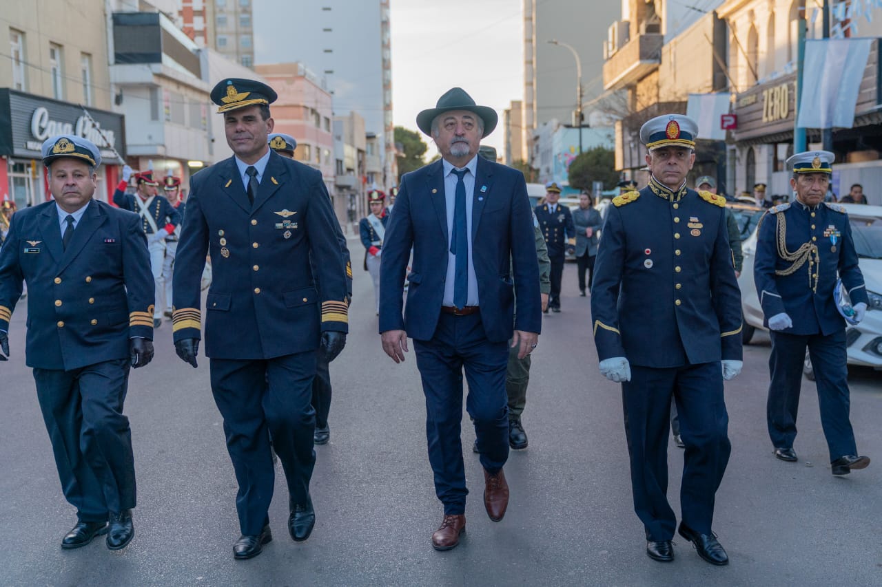 Macharashvili presidio el tradicional desfile por el Dia de la Patria ante una gran convocatoria