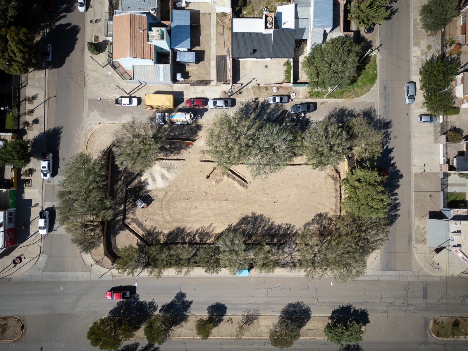 Con la reconstrucción de la vereda y el replanteo del terreno, avanza la remodelación de la Plaza Integradora Andalucía