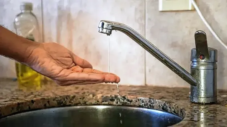 Varios barrios se quedan sin agua por tareas de mantenimiento del acueducto
