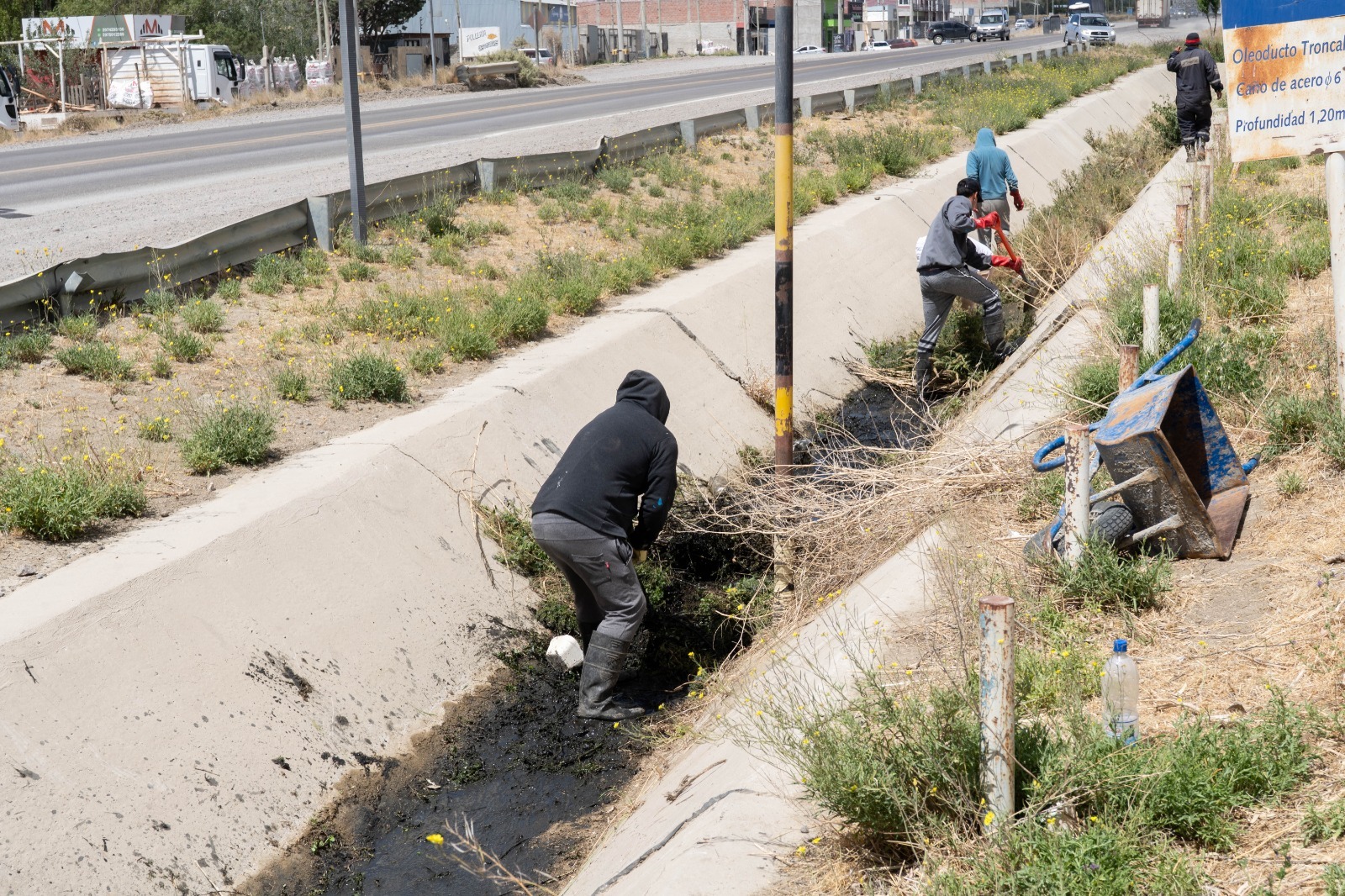 Iniciaron los trabajos de limpieza en el pluvial ubicado a la vera de la Ruta 3