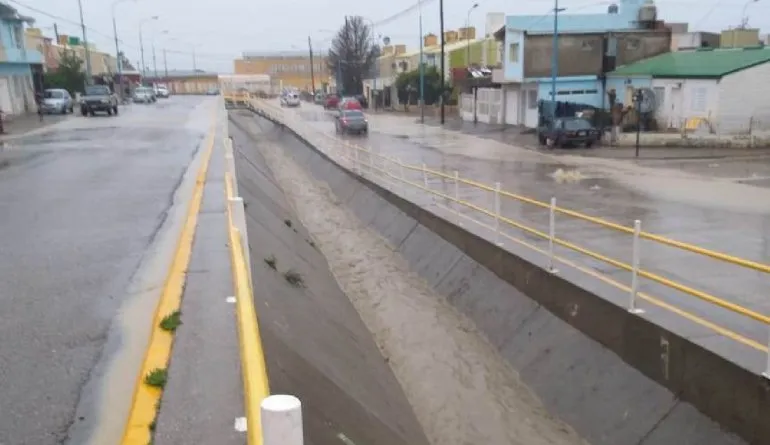 Lunes: lluvias durante toda la jornada y fuertes ráfagas de viento