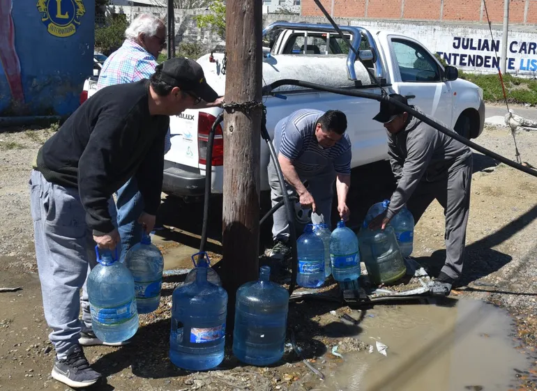 Indignados por escasez de agua bloquean cargaderos de camiones