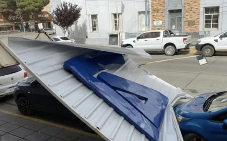 Se voló el techo de la sucursal céntrica de La Anónima