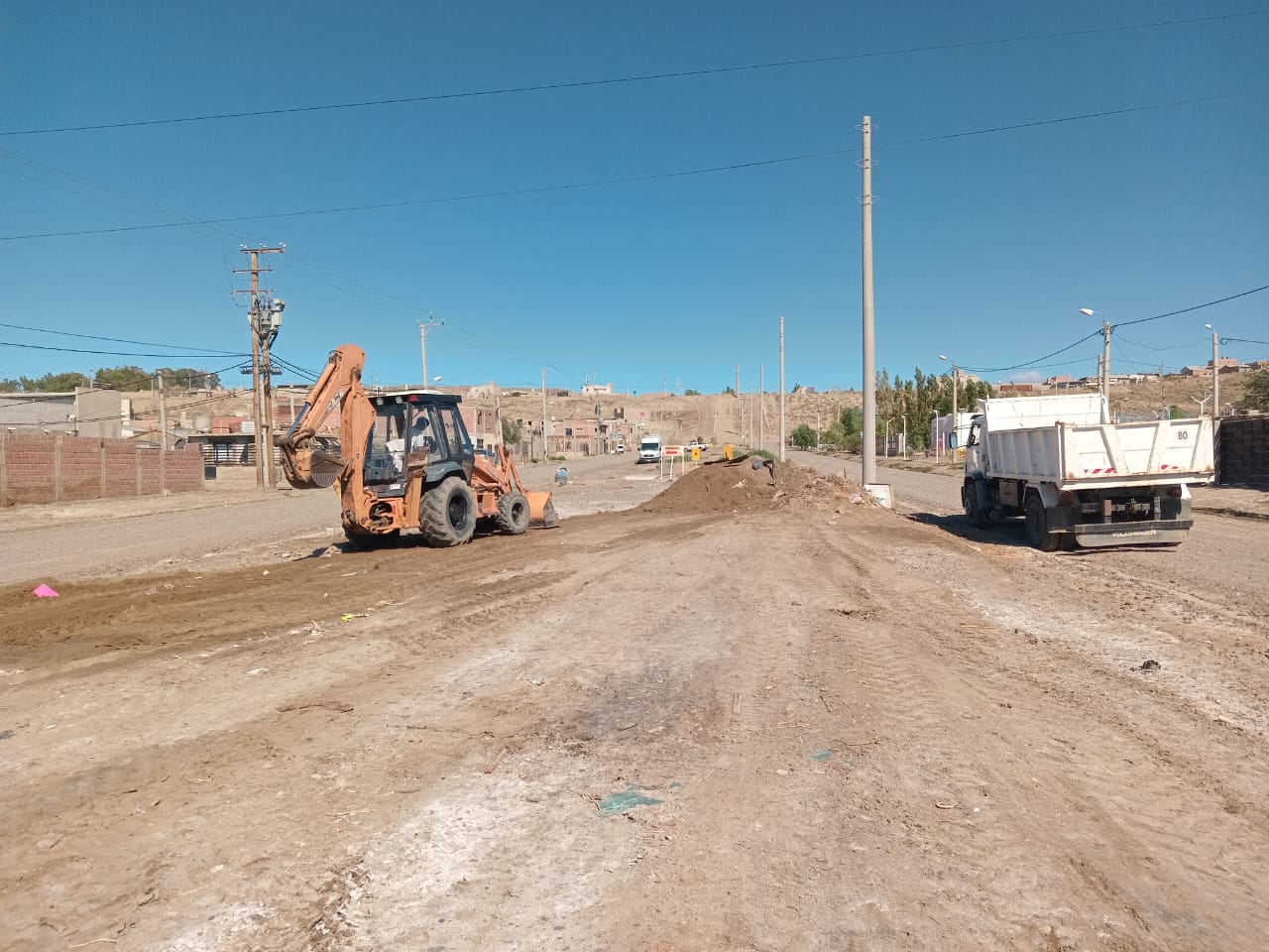 Avanza el plan de mantenimiento vial en calles y caminos de acceso a los barrios de la ciudad
