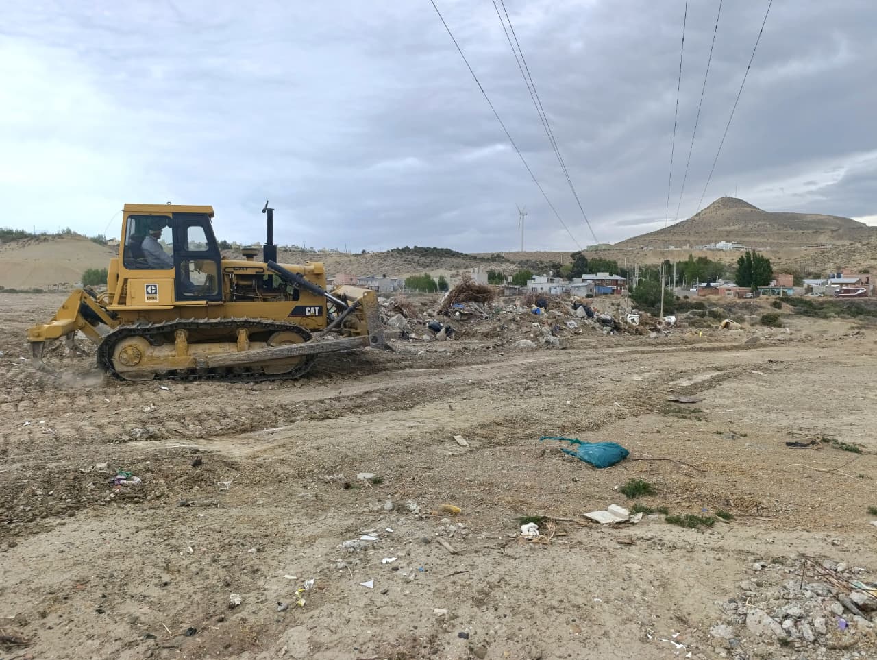 El Municipio saneó una escombrera clandestina detrás del arroyo Belgrano