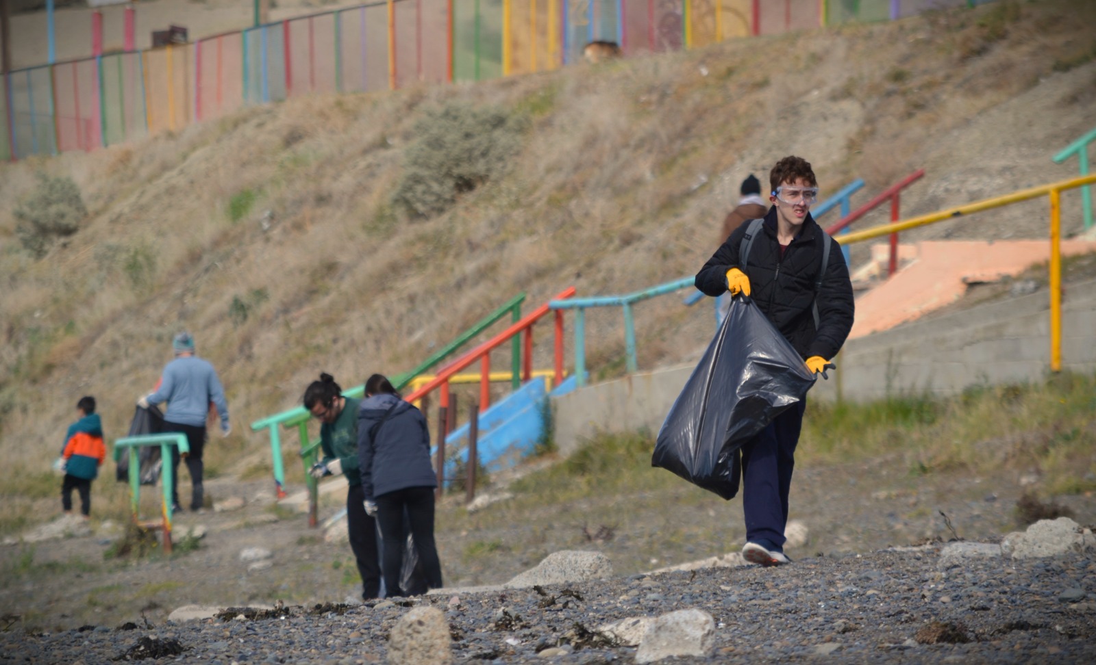 Más de 50 adolescentes y jóvenes participaron de una jornada de limpieza en las playas de Km3
