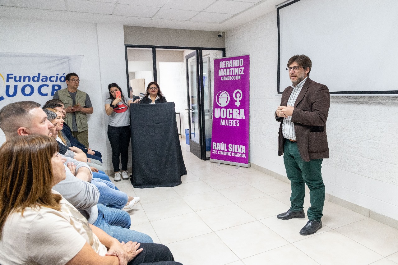 Se concretó la entrega de certificados de capacitación en máquinas viales para hombres y mujeres