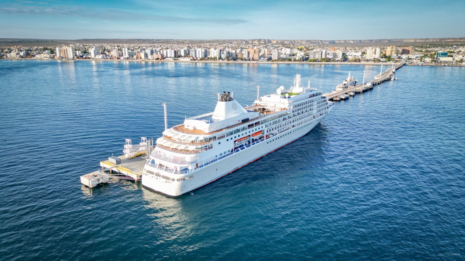 El crucero Silver Whisper arribó a Chubut en su primera visita de la temporada