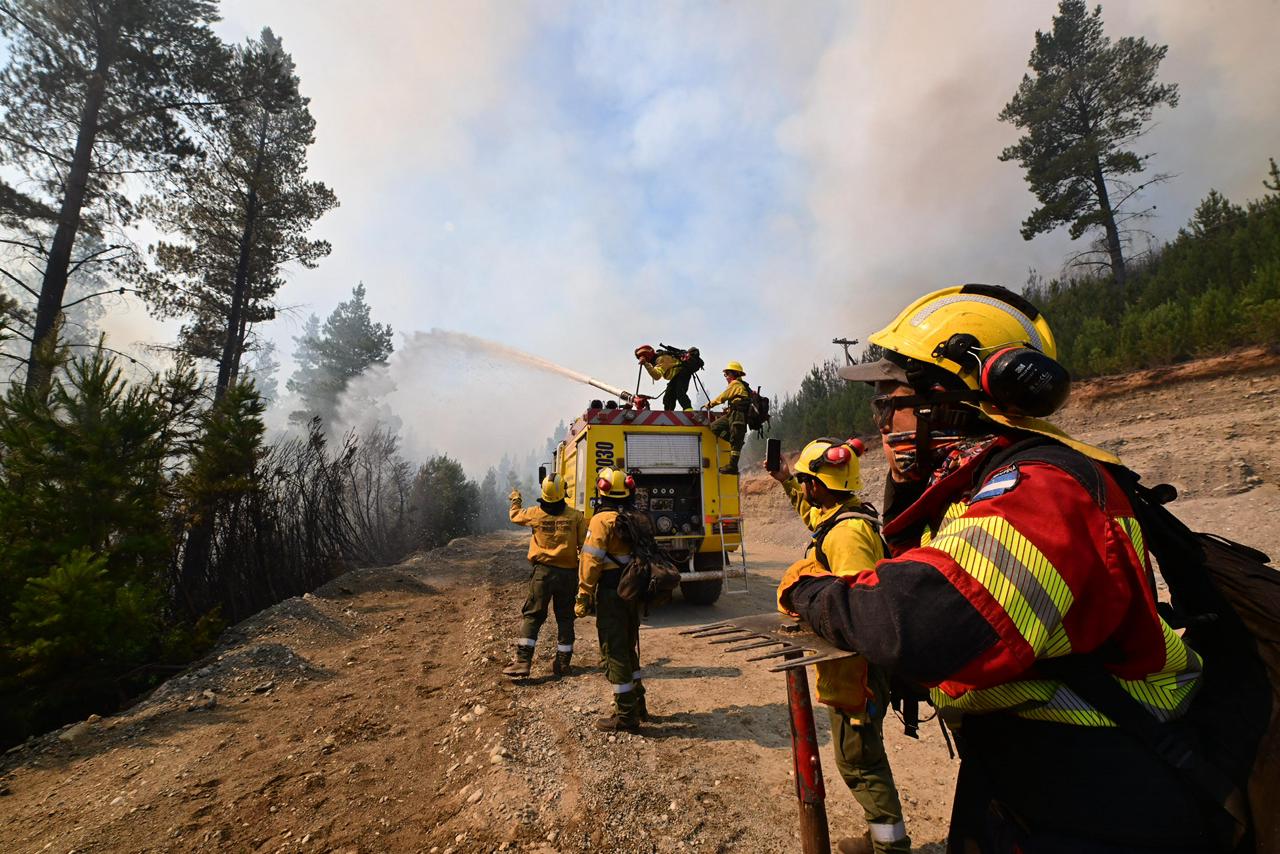 Incendios forestales en Chubut: las lluvias contribuyen a las tareas de combate que continúan realizando cientos de brigadistas y medios aéreos